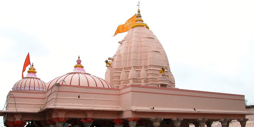 Charming side view of the famous Gadkalika Temple in Ujjain, showcasing its serene beauty