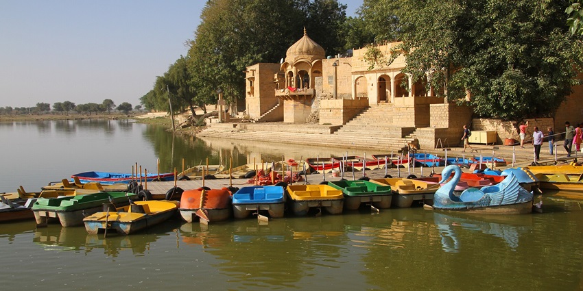 An image showing Gadsisar Lake which is one of the major tourist attractions near Ramdevra temple.