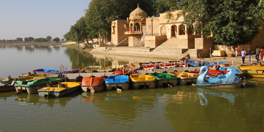 Gadsisar Lake, a famous place near Desert National Park, is known for boating and offers a peaceful desert retreat.