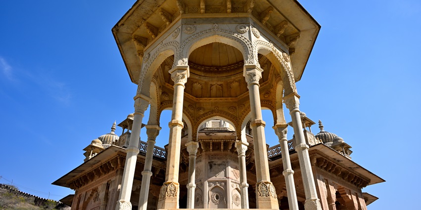 The image shows Gaitore Ki Chhatriyan, a collection of royal cenotaphs, the best place to visit in Jaipur