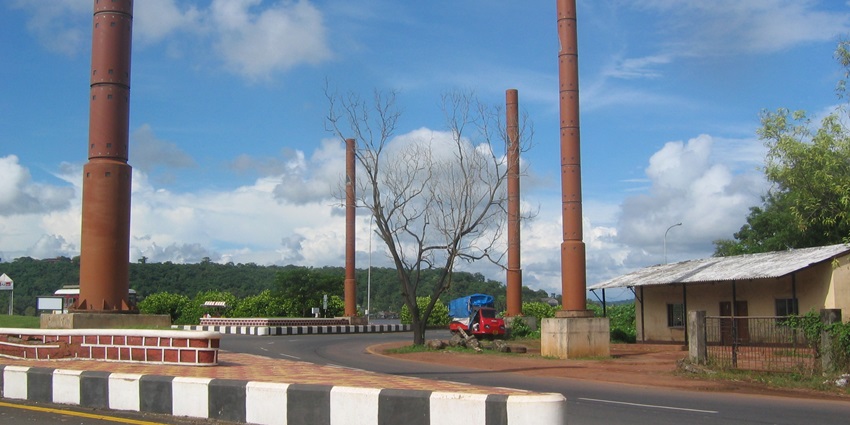 A breathtaking view of the Galeria Gitanjali surrounded by lush greenery for travellers.