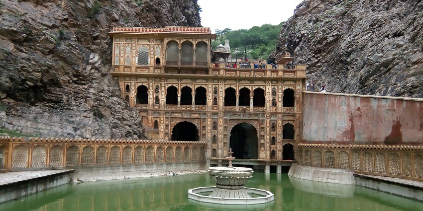 An image showing Galtaji Temple which is one of the common temples in Rajasthan.
