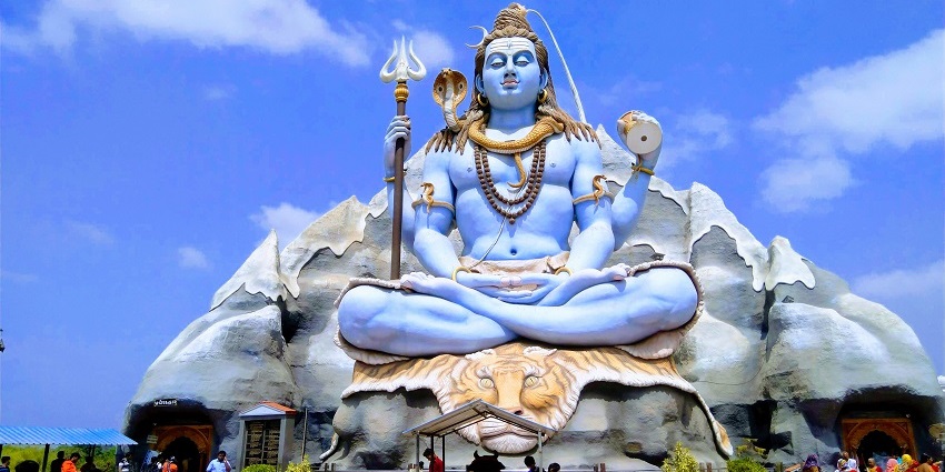 Galteshwar Mahadev Temple is one of the most ancient temples in the area and dates back to the 12th century.