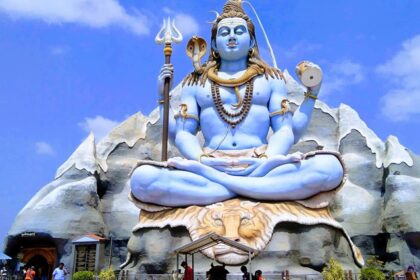 The magnificent Shiva statue towering over everyone at Galteshwar Temple.