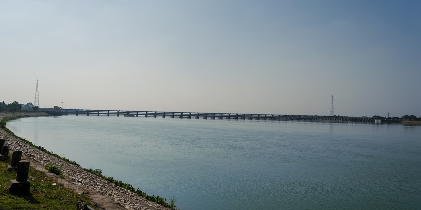 Picturesque view of the Gandak River flowing by the edge of the Valmiki National Park.