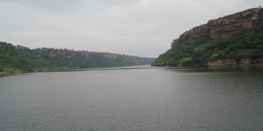 A serene view of Gandhi Sagar Lake and it is one of the best places to visit in Dewas.