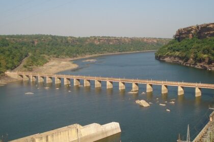 A scenic view of Gandhi Sagar Lake in Mandsaur, a famous place near Gandhi Sagar Wildlife Sanctuary.