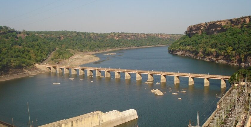 A scenic view of Gandhi Sagar Lake in Mandsaur, a famous place near Gandhi Sagar Wildlife Sanctuary.