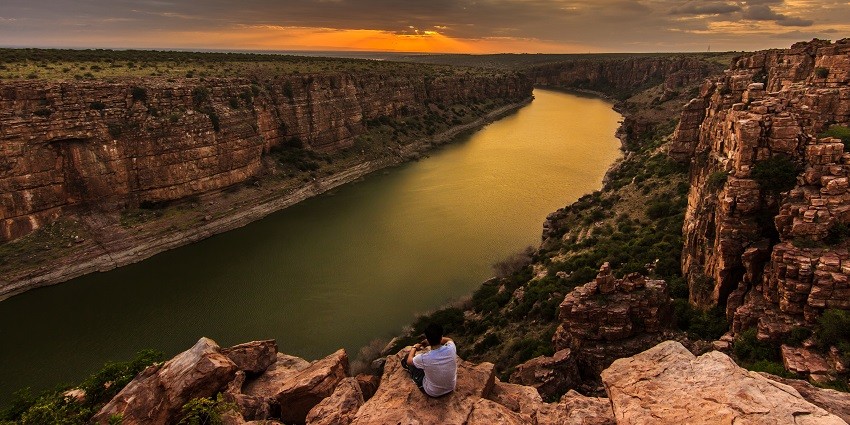 A breathtaking view of the Gandikota Canyon, one of the top places to visit near Kadapa.