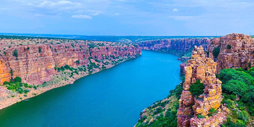 See the grand canyon of India in Gandikota near Sri Lankamalleswara Wildlife Sanctuary.