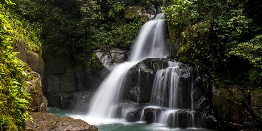 This waterfall is located around 18 kms from Balaghat and is surrounded by dense forests