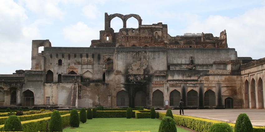 The vibrant gardens of Poonch Fort attract the tourists to experience the beauty.