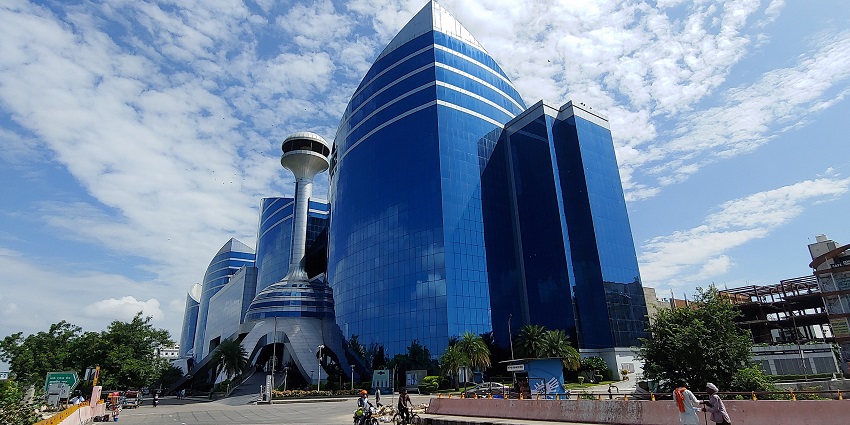 Gaurav Tower has modern retail and street stalls for diverse shopping.
