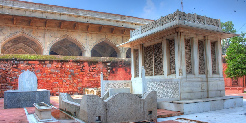 Ghalib's Tomb is one of the ancient places to visit near India Gate for history lovers.