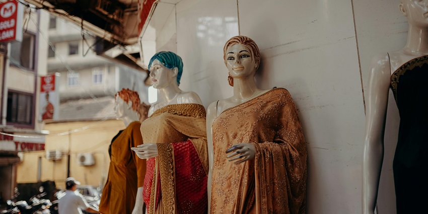 Ghod Dod Road is among the best places for wedding shopping in Surat for high-end jewellery.