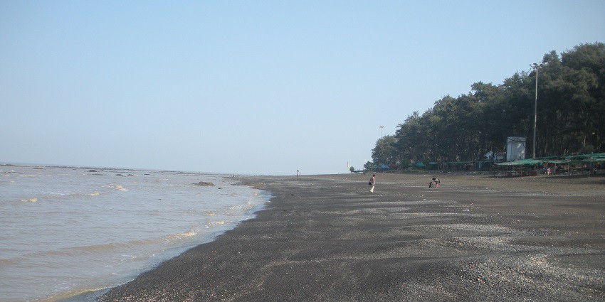 A beautiful panorama of the nearest beach from Ahmedabad during high tides.