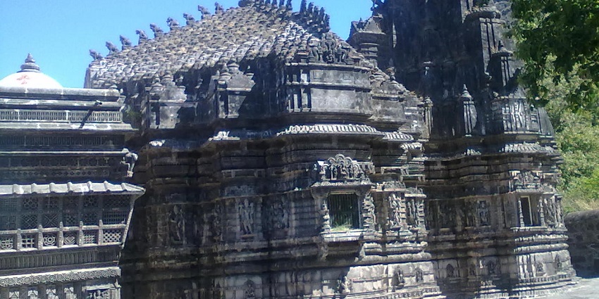 Along the Girnar Hills, there lie a bevy of Jain temples to visit for religious people.