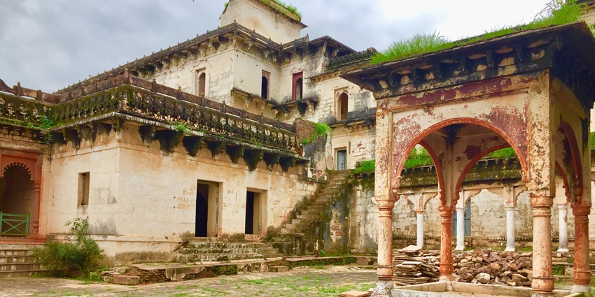 The fort was the summertime destination of maharaja of rewa near the Durgiana temple