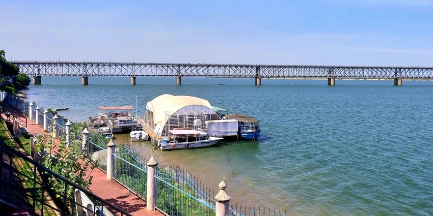 Godavari Bridge is one of the popular places to visit in Rajahmundry in Andhra Pradesh.