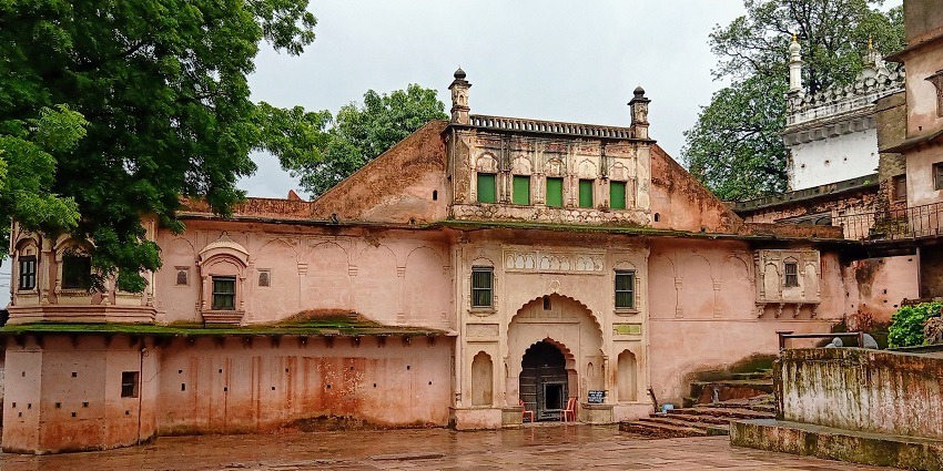 An image of the entrance of the Gohar Mahal, Madhya Pradesh, showcasing its unique architecture.