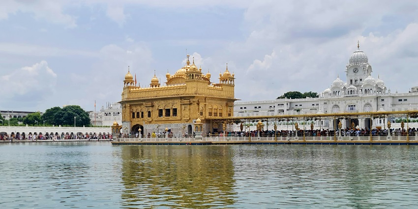 Beautiful shot of the iconic Golden Temple and its premises with the holy sarovsar in Amritsar