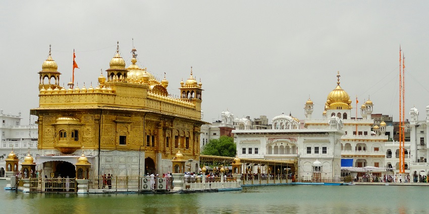 A panoramic view of the Golden Temple, one of the top places to visit in Amritsar.