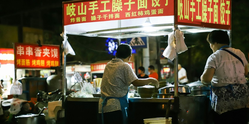 Grand Night Market is one of the bustling markets to buy souvenirs for loved ones.