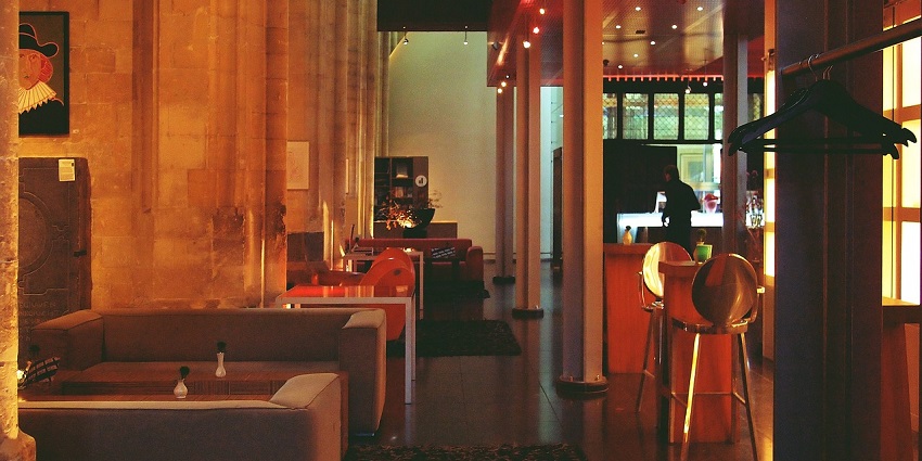Green Lounge has live acoustic music with a casual atmosphere for friends and family.