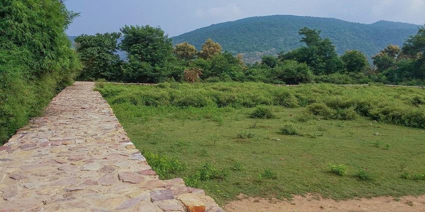 A picture of a hilly area near the Ajatshatru Fort with a walkway and other hills visible in the background