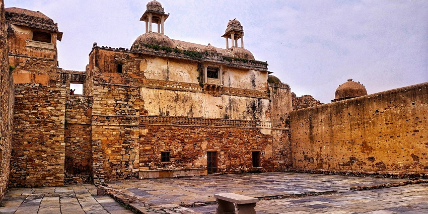 A quaint view of the Gudibanda Fort, one of the best places to visit near Lepakshi.