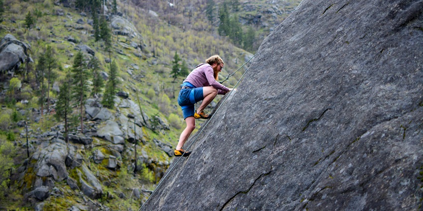 Gulaba is among the popular rock climbing spots in Manali with its green pastures and rocky areas