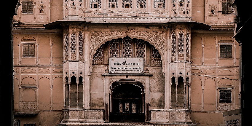 Beautiful architecture of Gulganj fort, one of the popular places to visit in Chhatarpur