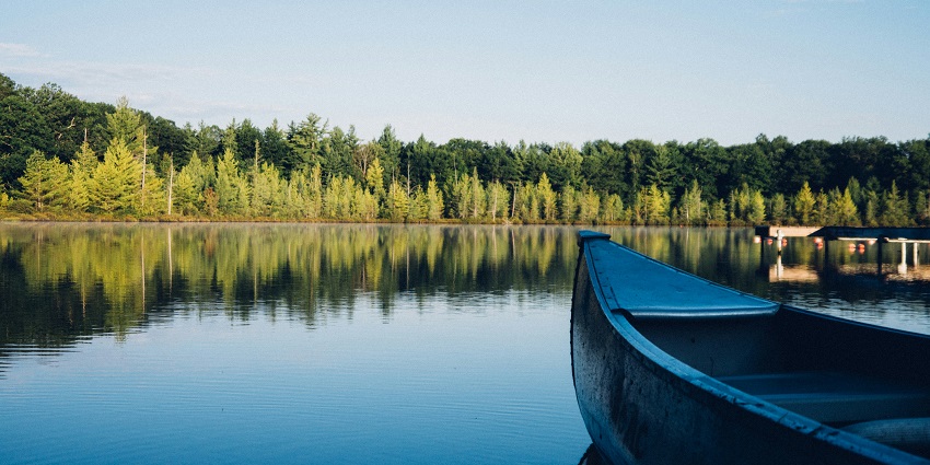 Gundalao Lake in Rajasthan with serene waters surrounded by lush green vegetation.
