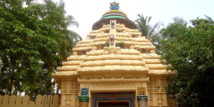 Gundicha Temple features a prominent door and an expansive architectural structure