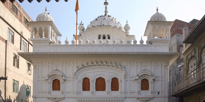 Gurudwara Amb Sahib, one of the best places to visit in Mohali, holds religious importance to citizens, especially Sikh devotees.