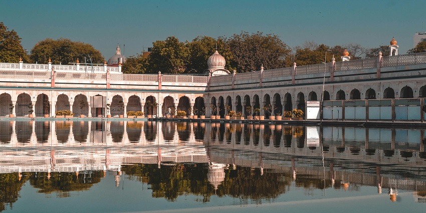 A picture of a gurudwara in Ludhiana with intricate designs and traditional sikh architecture