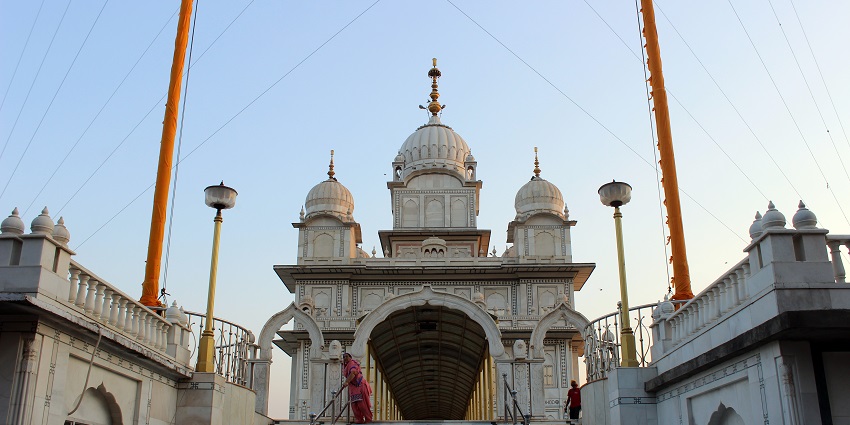 A holy Sikh site, Gurudwara Bandi Chhod is a must-visit near the Bateshwar temples.