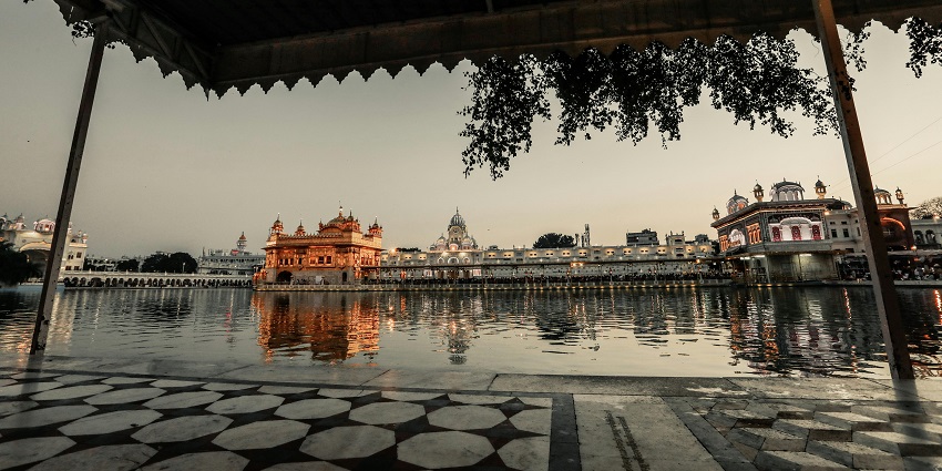 An image showing the Nanaksar Lake, Gurudwara Nanaksar Jagraon which is one of the most popular places to visit near Ludhiana.
