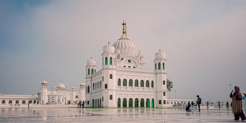 Seek blessings from Gurudwara Rakab Ganj Sahib, a place to visit near Rajeev Chowk.