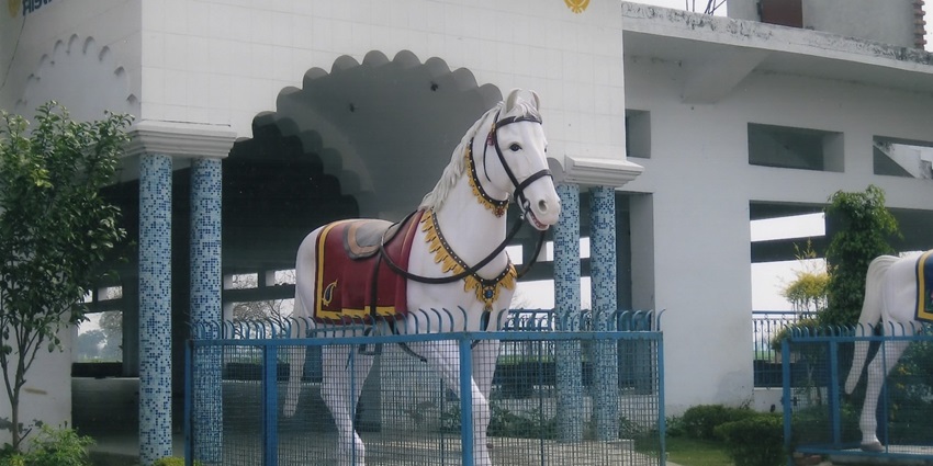 Baba Nihal Singh Ji horse statue, visiting here is one of the things to do in Jalandhar