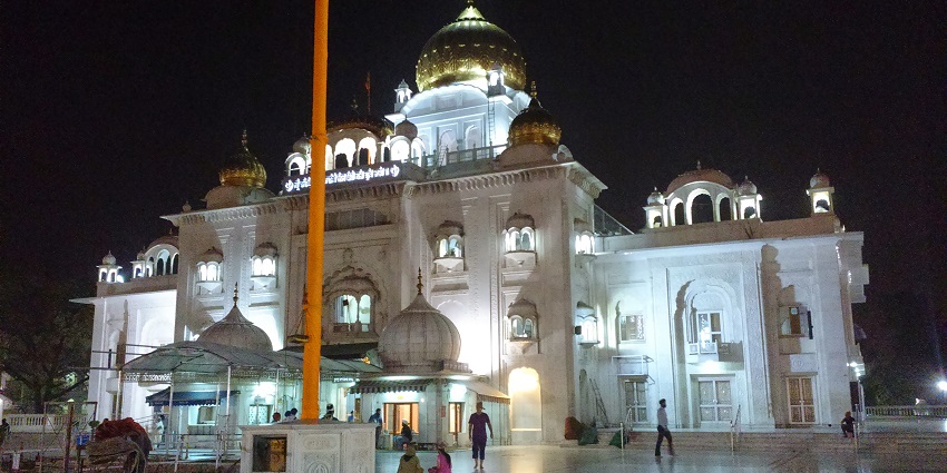 Do visit the sacred Gurudwara Shri Bangla Sahib near Indira Gandhi Memorial Museum.