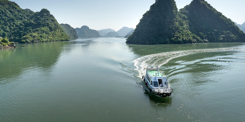 There are a variety of islands, caves and grottoes around the area in this bay.