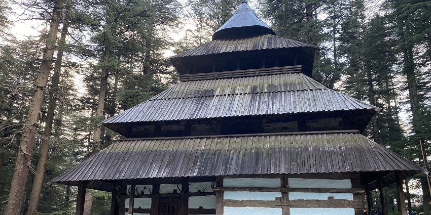 On your trip for Dobhi paragliding, offer prayers to the sacred Hadimba Temple.