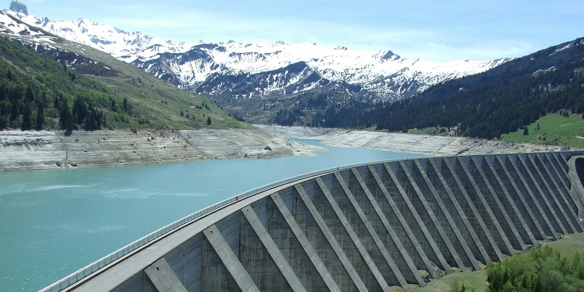 An image of Halali Dam surrounded by greenery and tranquil waters.