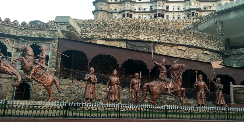 After the night safari in Kumbhalgarh, you can visit Haldighati with its historic heritage