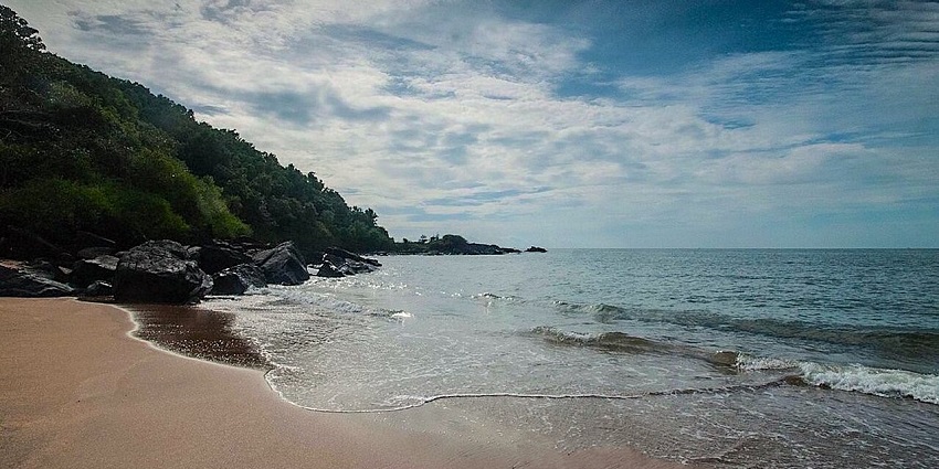 Half Moon Beach is renowned for its crescent form, and crystal-clear seas for travellers.