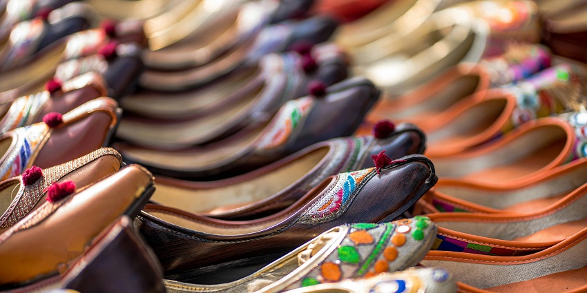 Shopping at the Hall Bazaar is one of the best things to do in Amritsar for shopaholics.