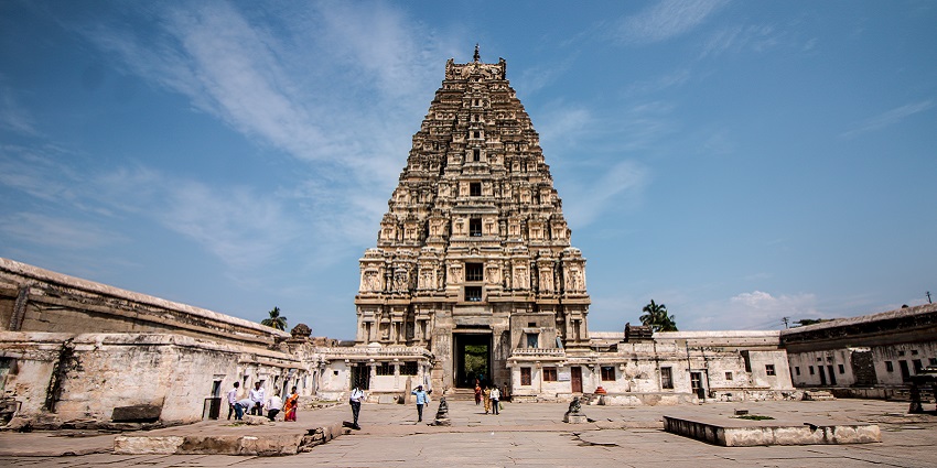 Hampi’s Virupaksha Temple is one of the best places to visit near Kishkinda Water Park.
