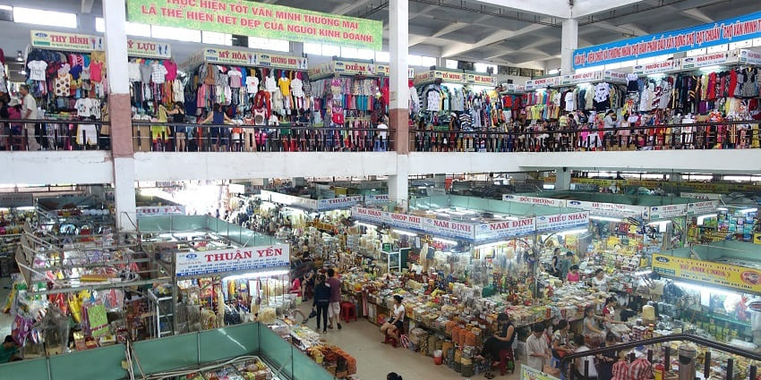 Han Market is a lively shopping spot and one of the famous tourist places in Da Nang.