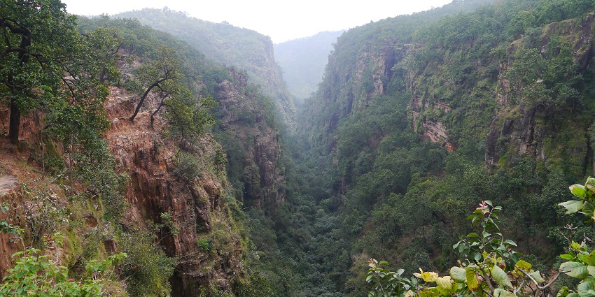 A view of Handi Khoh, the best place near Jatashankar Temple, showcasing its dramatic cliffs